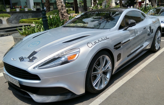 Soi 'hàng hiếm' Aston Martin Vanquish Volante của ông Đặng Lê Nguyên Vũ tại Hà Nội