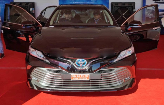 Toyota Camry Hybrid 2019 sắp ra mắt thay đổi những gì?