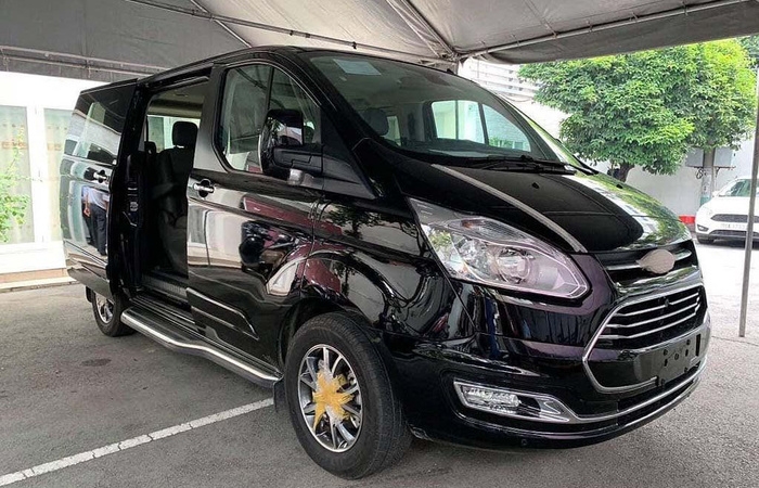 MPV Ford Tourneo sắp ra mắt, phả ‘hơi nóng’ lên Peugeot Traveller 