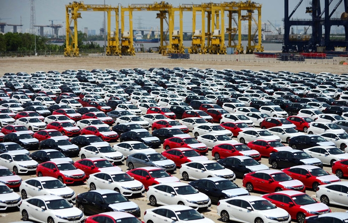Doanh số bán ô tô 8 tháng: Xe nhập khẩu tăng 178%