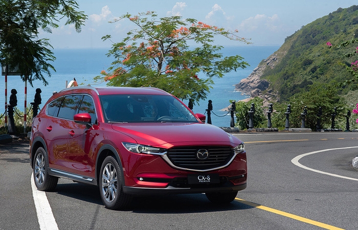 Mazda CX-8 giảm 100 triệu đồng, 'tăng sức ép' lên Toyota Fortuner