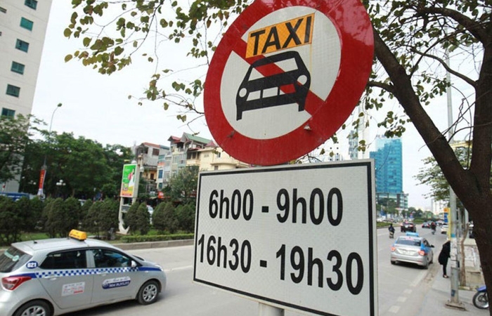 Sẽ tạm dỡ bỏ biển cấm taxi, xe hợp đồng dưới 9 chỗ trên 10 tuyến phố ở Hà Nội