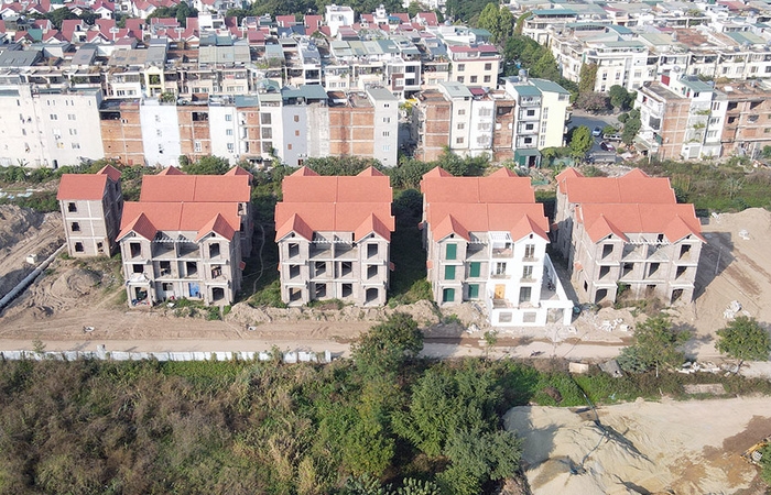 Loạt biệt thự quây tôn, bỏ hoang tại Khu đô thị mới Phú Lương - Hà Đông