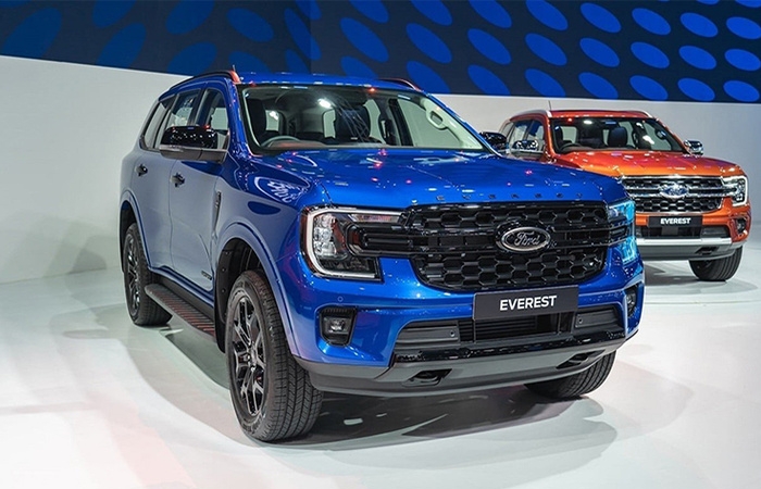 Ford Everest 2022 giá từ 1 tỷ đồng tại Việt Nam, cạnh tranh Hyundai Santa Fe, Toyota Fortuner