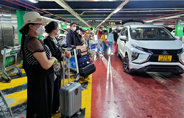 Bộ GTVT yêu cầu ACV chấn chỉnh việc 'ép giá' khách đi xe tại sân bay Tân Sơn Nhất