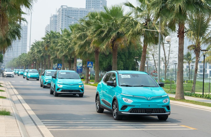 Đoàn xe taxi điện của tỷ phú Phạm Nhật Vượng ùn ùn về Hà Nội