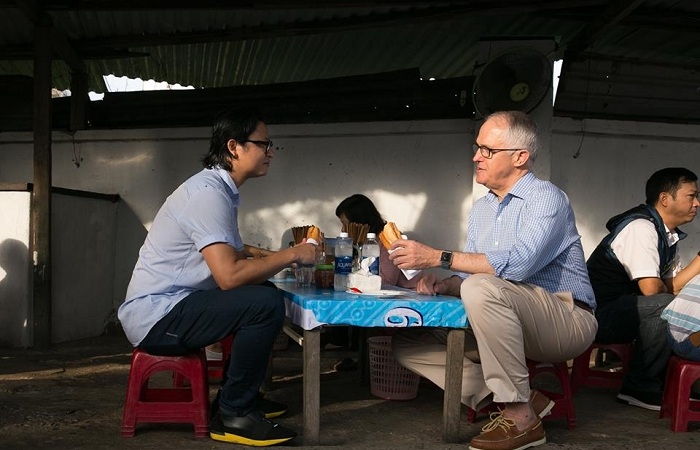 Thủ tướng Úc ăn bánh mì vỉa hè, chụp ảnh 'tự sướng' ở Đà Nẵng