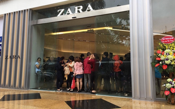 Zara Hà Nội ngày đầu khai trương: Mặc trời mưa vẫn đông khách