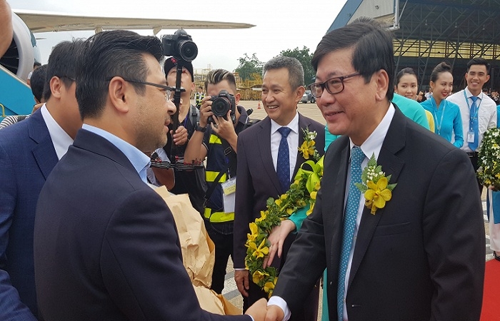 Tổng giám đốc LIXIL Việt Nam thành khách hàng thứ 200 triệu của Vietnam Airlines