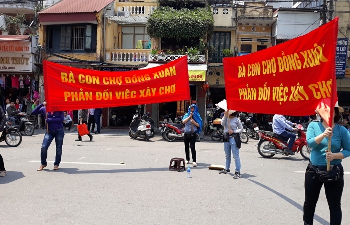 Hàng trăm tiểu thương căng băng rôn phản đối trước tin đồn xây mới chợ Đồng Xuân