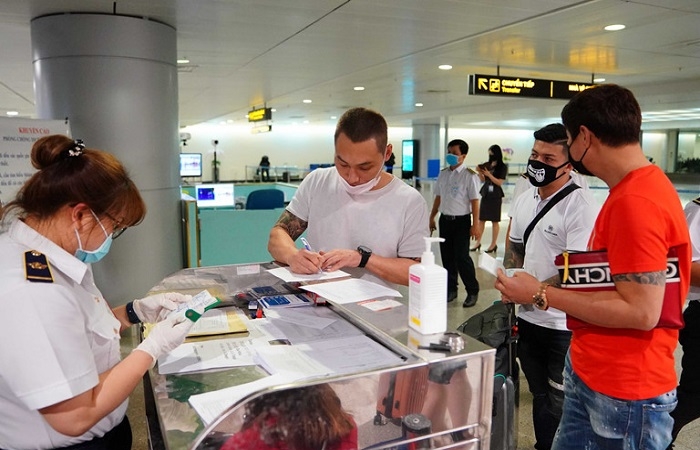 Tất cả hành khách nhập cảnh vào Việt Nam phải khai báo y tế bắt buộc