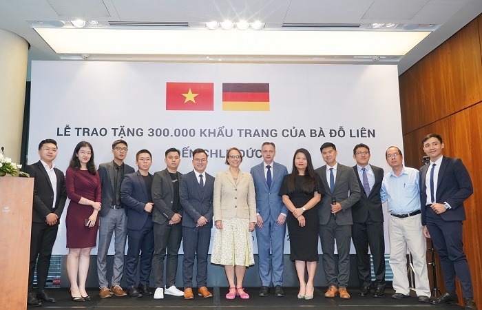 Chủ tịch Quỹ Green Vietnam Fund trao tặng nước Đức 300.000 khẩu trang