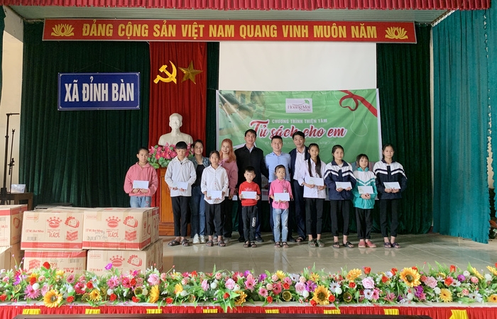 Hoàng Mai Media trao tặng đồ dùng học tập cho học sinh vùng lũ Hà Tĩnh