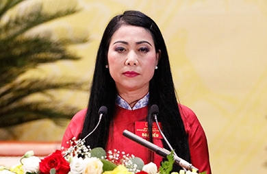 Bà Hoàng Thị Thúy Lan: Từ giáo viên thành Bí thư Tỉnh uỷ, con gái tuổi 30 làm Phó GĐ Sở