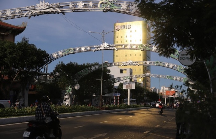 Chủ đầu tư 2 cao ốc lắp kính vàng ở Đà Nẵng bị phạt 80 triệu đồng
