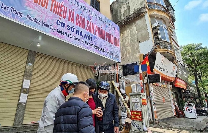 Người Hà Nội đổ xô mua pháo hoa, cửa hàng tạm đóng cửa sau vài giờ mở bán