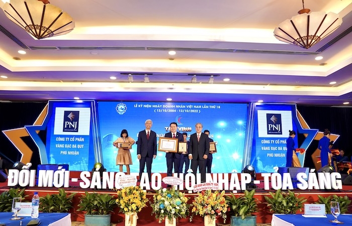 Tổng giám đốc PNJ được trao tặng danh hiệu Doanh nhân tiêu biểu TP. HCM 2022