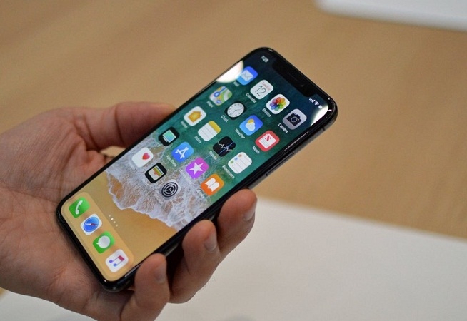 iPhone X giúp nâng giá trị Apple lên 900 tỷ USD