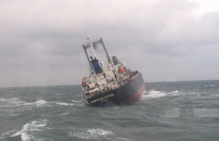 Tàu Thái Lan gặp nạn ở cảng Sơn Dương, 180 tấn dầu có dấu hiệu tràn ra biển