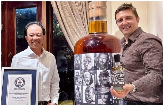 Đại gia kín tiếng người Việt chi 1,4 triệu USD mua bình rượu Whisky lớn nhất thế giới
