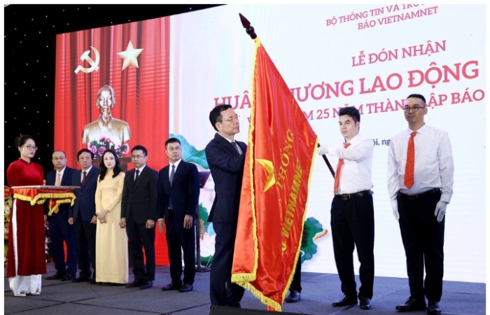 Báo VietNamNet nhận Huân chương Lao động hạng Nhất