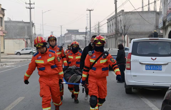 Động đất 6,2 độ richter tại Trung Quốc: Hàng trăm người thương vong, cứu hộ 'vật lộn' dưới rét âm độ