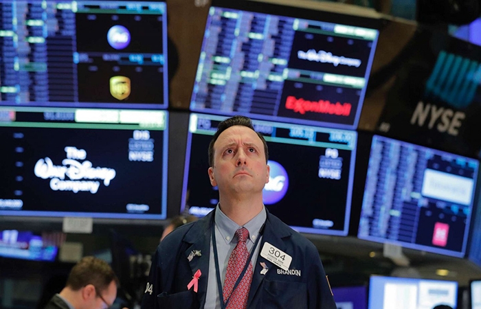 Chủ tịch Fed cảnh báo lãi suất tăng cao hơn dự kiến, Dow Jones lao dốc