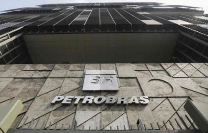Petrobas bán 8 nhà máy lọc dầu có tổng công suất 1,1 triệu thùng/ngày