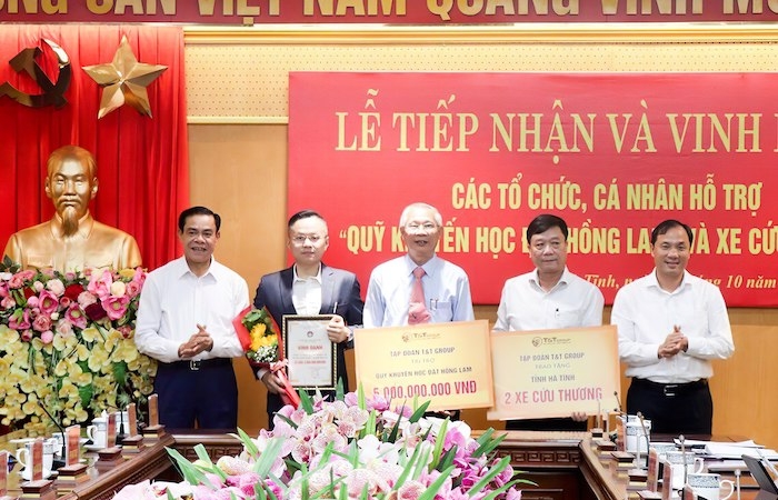 T&T Group hỗ trợ 5 tỷ đồng cho học sinh nghèo Hà Tĩnh vào đại học