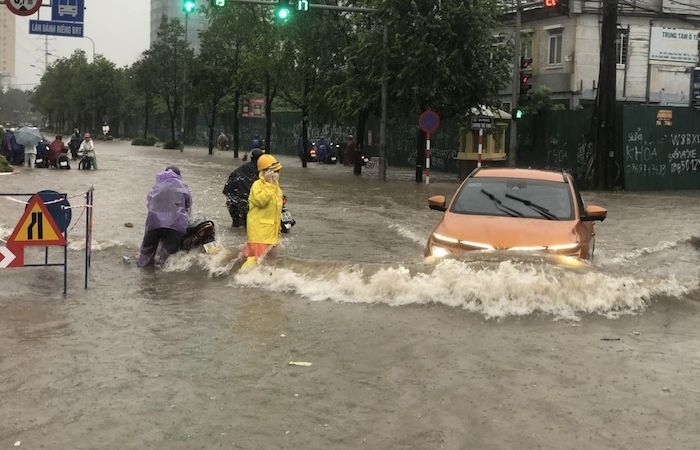 Đường phố Hà Nội thành ‘sông’ sau mưa, xe điện lại ghi điểm cộng