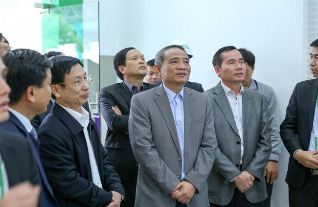 Bộ trưởng Trương Quang Nghĩa trải nghiệm dịch vụ thu phí tự động đường bộ