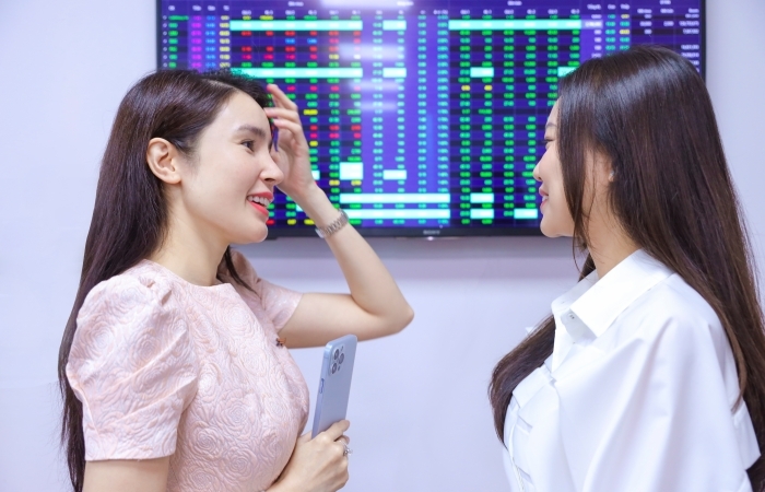 'Sóng bank' đưa VN-Index vượt mốc 1.200 điểm trong phiên đầu năm Giáp Thìn