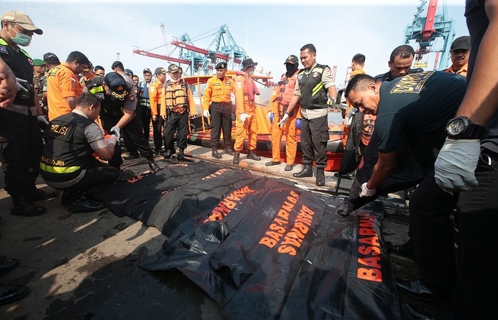 Rơi máy bay ở Indonesia: Đã trục vớt được 6 thi thể đầu tiên