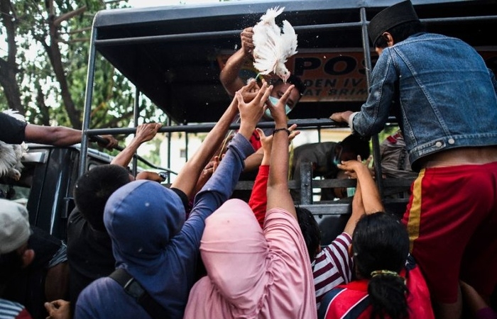Thảm họa kép Indonesia: Người dân cướp thực phẩm, phá cây ATM, chen nhau lên máy bay sơ tán