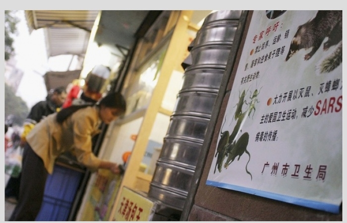 Trung Quốc: Nhân viên bị phạt uống nước tiểu, ăn gián sống