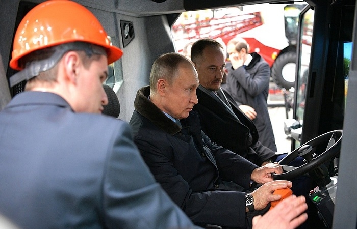 Nếu 'trượt' ghế Tổng thống, ông Putin sẽ... lái máy gặt lúa
