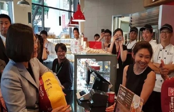 Tiếp đón nồng nhiệt bà Thái Anh Văn, 85D Bakery Café bị tẩy chay tại Trung Quốc
