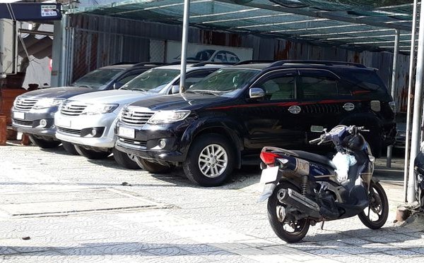 Thuê xe ô tô tự lái dịp Tết: Giá tăng cao vẫn hút khách