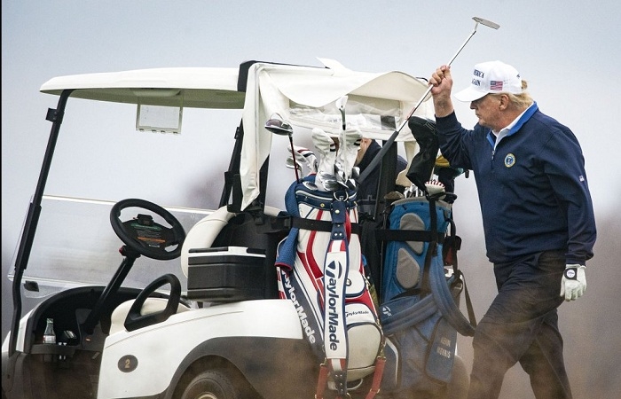 Ông Trump dành 2 ngày cuối tuần chơi golf, bất ngờ tuyên bố ‘đã thắng cử’