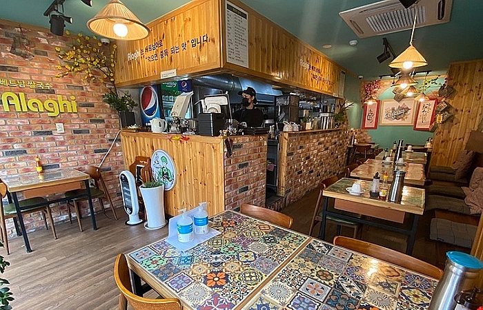 Nhà hàng Việt 'gồng mình' qua dịch ở Seoul