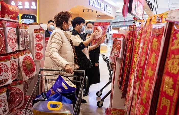 Kinh tế Trung Quốc ‘ngấm đòn’: Người dân thắt lưng buộc bụng, hạn chế du học nước ngoài