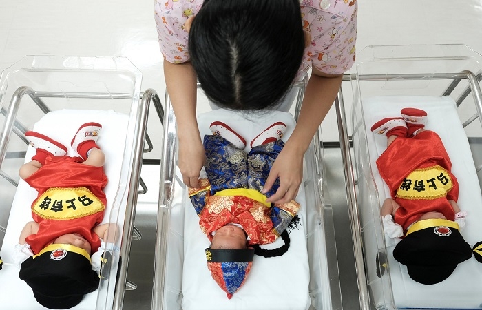 Bùng nổ sinh con năm Rồng, bức tranh dân số Trung Quốc có bớt ảm đạm?