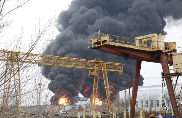Tấn công nhà máy lọc dầu của Nga, Ukraine gia tăng căng thẳng với Mỹ