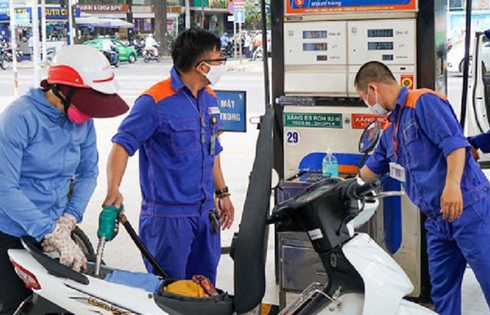 Giá xăng dầu tăng mạnh gần 1.000 đồng/lít