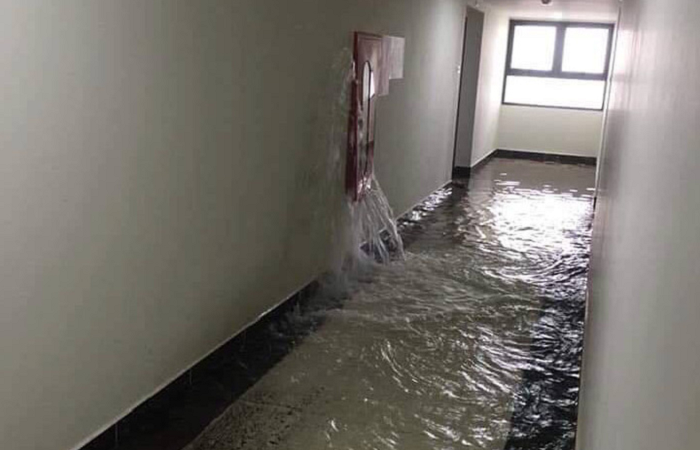 Vỡ đường ống cứu hỏa, tầng 21 chung cư An Bình ngập trong 'biển nước'