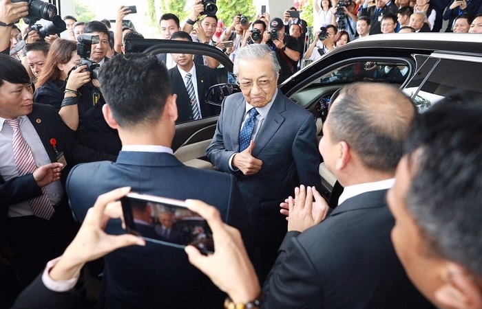Cận cảnh: Thủ tướng Malaysia Mahathir Mohamad lái xe VinFast