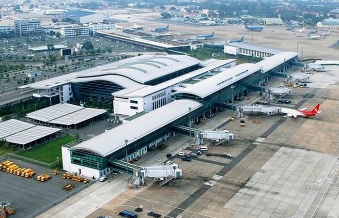 Sân bay Tân Sơn Nhất tạm đóng một đường băng