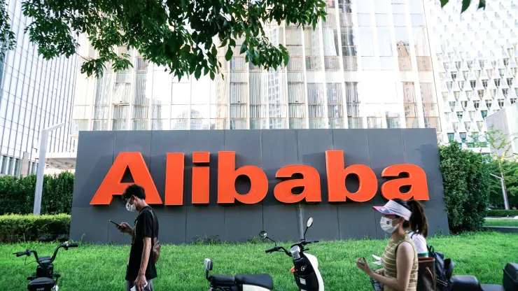 'Gã khổng lồ' Alibaba: Doanh thu vượt trội, lợi nhuận vẫn giảm gần 90%