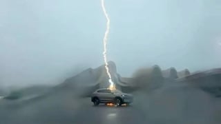 Xe điện ra sao khi bị sét đánh trúng? 