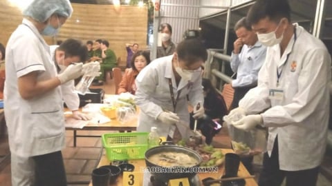 Sau 10 phút ăn lẩu tại quán, 5 người ngộ độc nặng